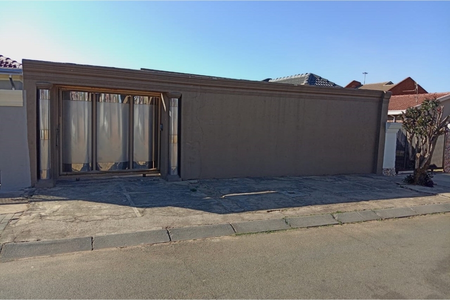 5 Bedroom Property for Sale in Moroka Gauteng