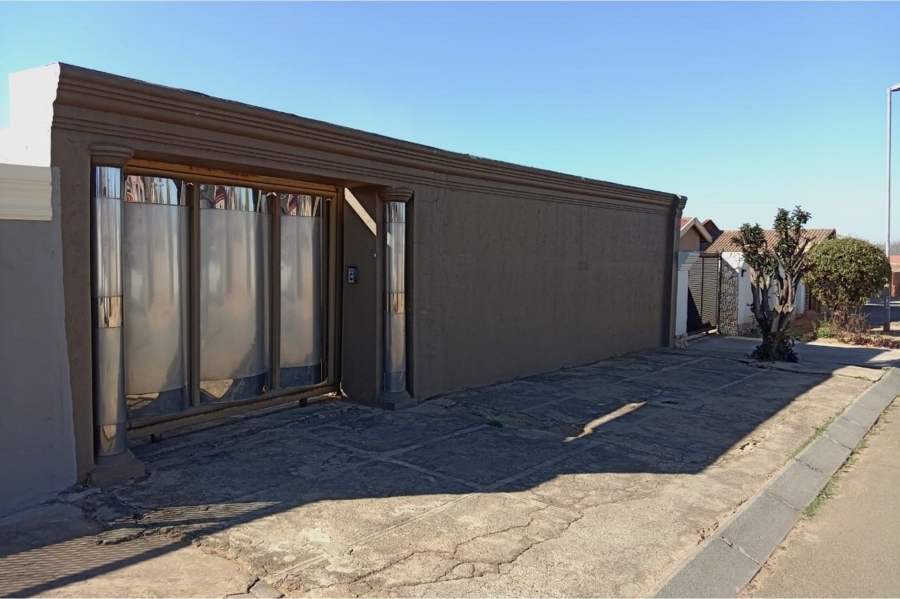 5 Bedroom Property for Sale in Moroka Gauteng