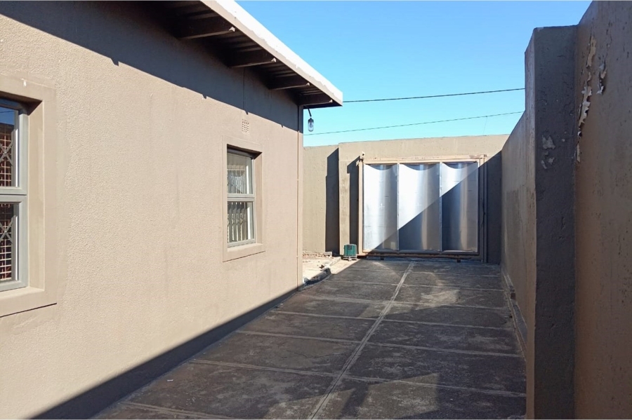 5 Bedroom Property for Sale in Moroka Gauteng