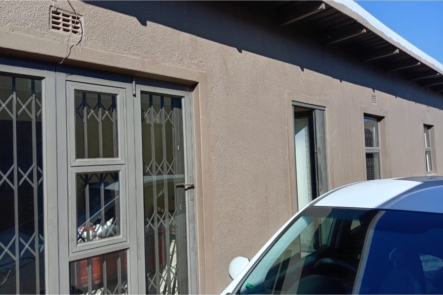 5 Bedroom Property for Sale in Moroka Gauteng