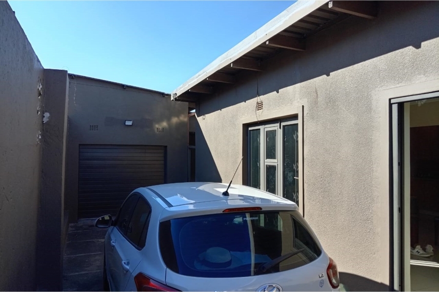 5 Bedroom Property for Sale in Moroka Gauteng