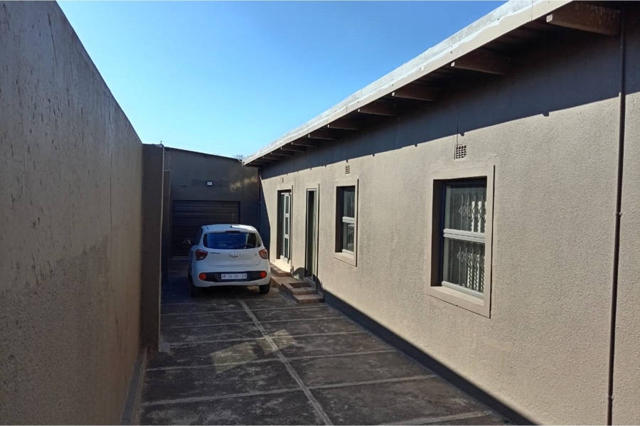 5 Bedroom Property for Sale in Moroka Gauteng