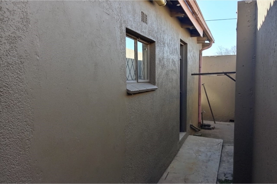 5 Bedroom Property for Sale in Moroka Gauteng