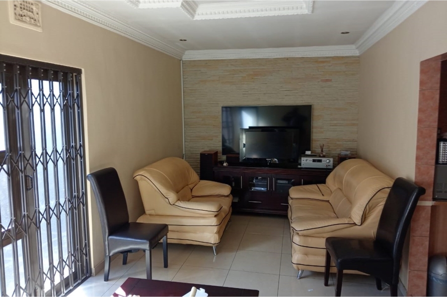 5 Bedroom Property for Sale in Moroka Gauteng