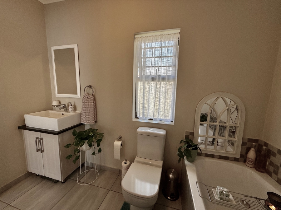 2 Bedroom Property for Sale in The Retreat Gauteng