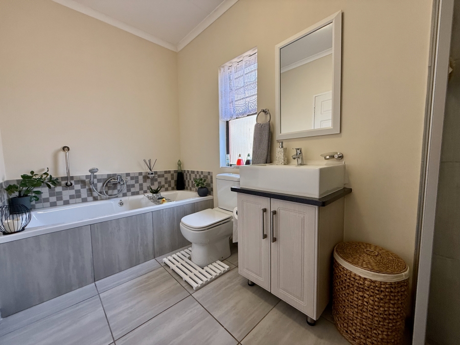 2 Bedroom Property for Sale in The Retreat Gauteng