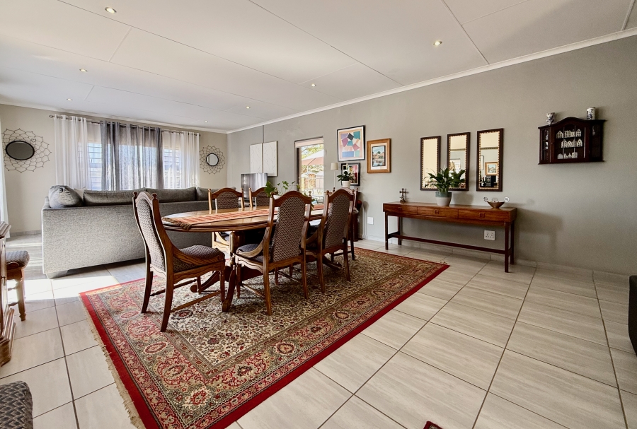 2 Bedroom Property for Sale in The Retreat Gauteng