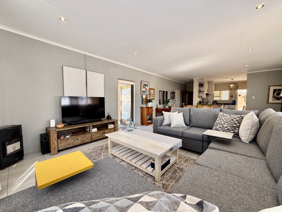 2 Bedroom Property for Sale in The Retreat Gauteng