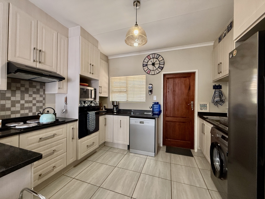 2 Bedroom Property for Sale in The Retreat Gauteng