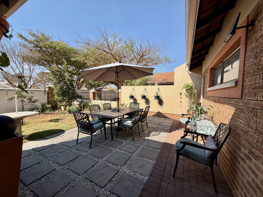 2 Bedroom Property for Sale in The Retreat Gauteng