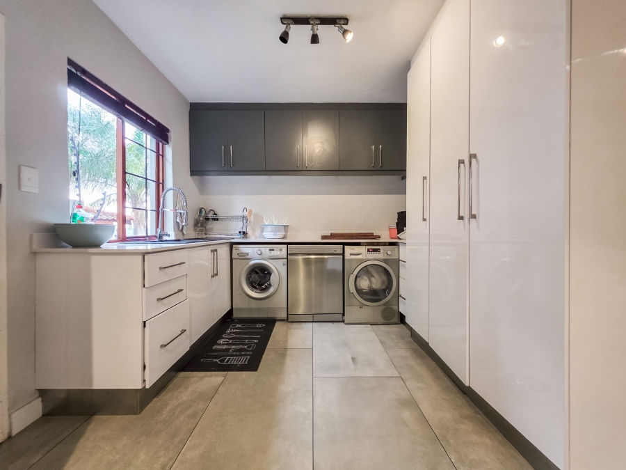 4 Bedroom Property for Sale in Faerie Glen Gauteng