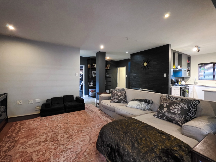 4 Bedroom Property for Sale in Faerie Glen Gauteng