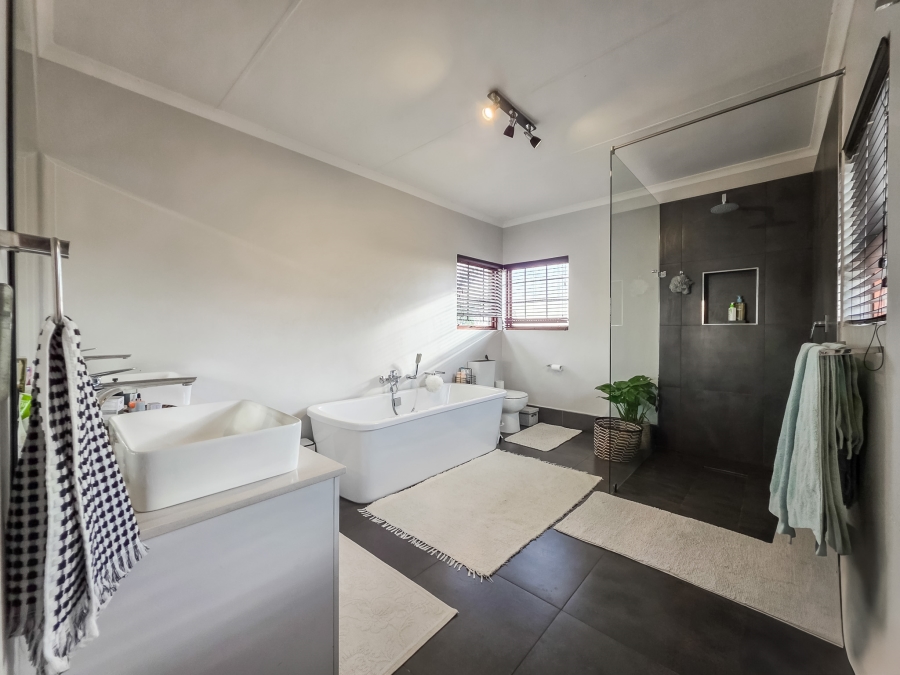 4 Bedroom Property for Sale in Faerie Glen Gauteng
