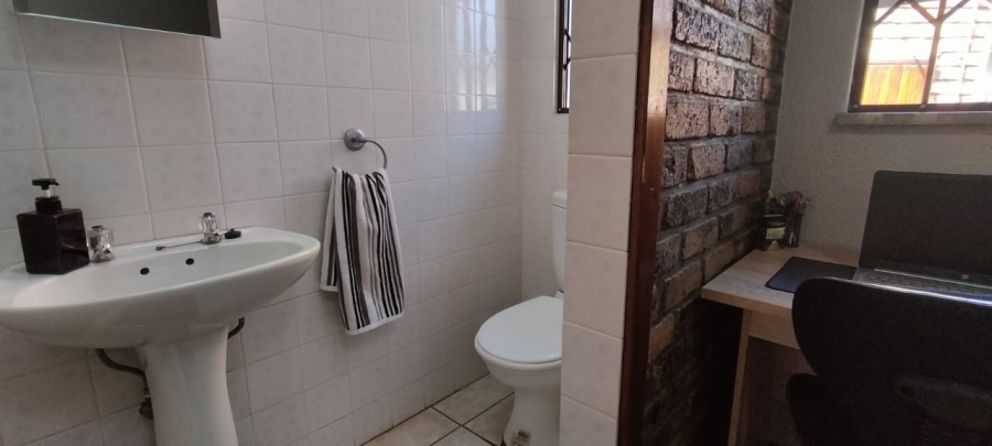 4 Bedroom Property for Sale in Greenhills Gauteng