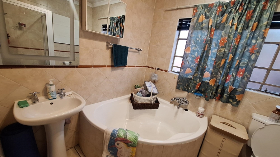 To Let 3 Bedroom Property for Rent in Thatchfield Manor Gauteng