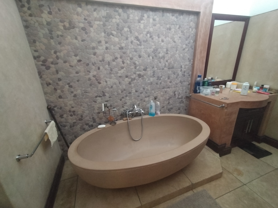 5 Bedroom Property for Sale in Ninapark Gauteng
