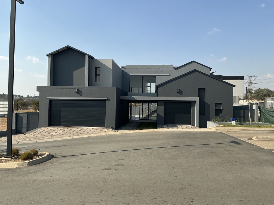 5 Bedroom Property for Sale in Helderfontein Estate Gauteng