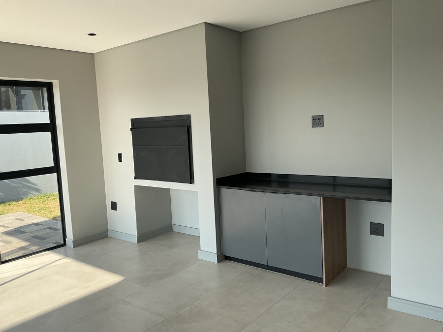 5 Bedroom Property for Sale in Helderfontein Estate Gauteng