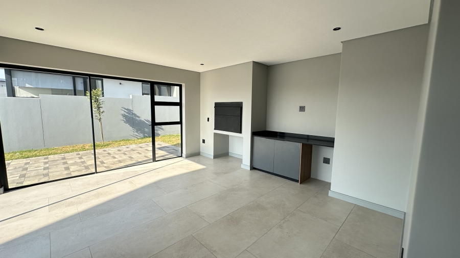 5 Bedroom Property for Sale in Helderfontein Estate Gauteng