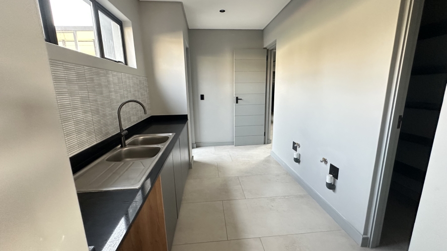 5 Bedroom Property for Sale in Helderfontein Estate Gauteng