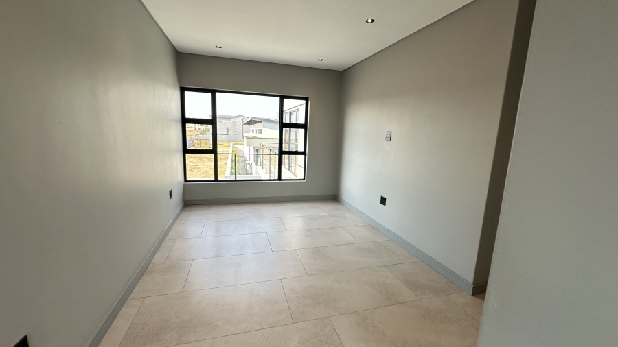 5 Bedroom Property for Sale in Helderfontein Estate Gauteng