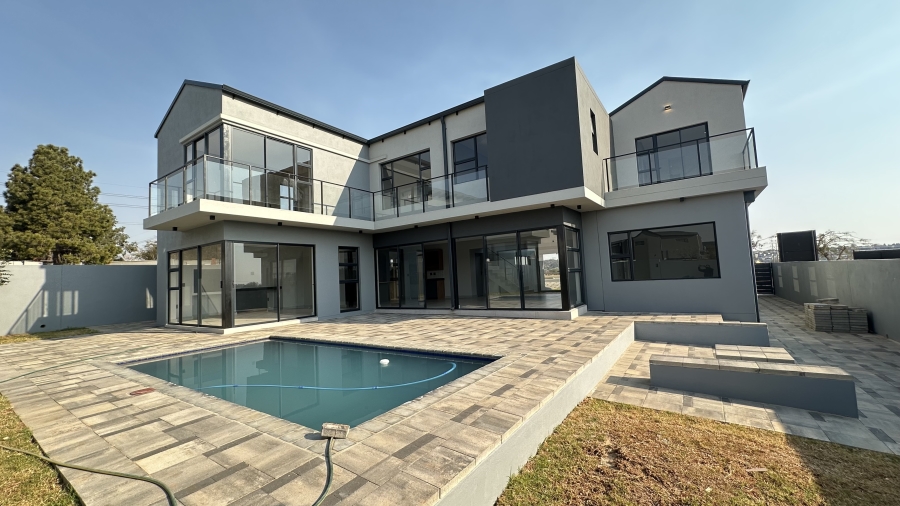 5 Bedroom Property for Sale in Helderfontein Estate Gauteng