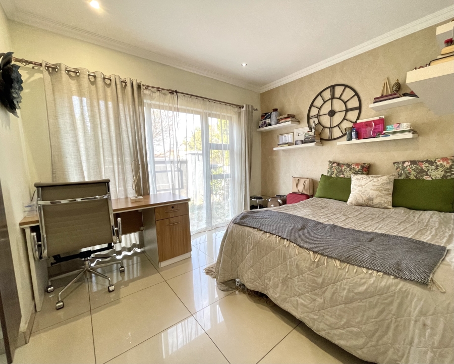 To Let 5 Bedroom Property for Rent in Vorna Valley Gauteng