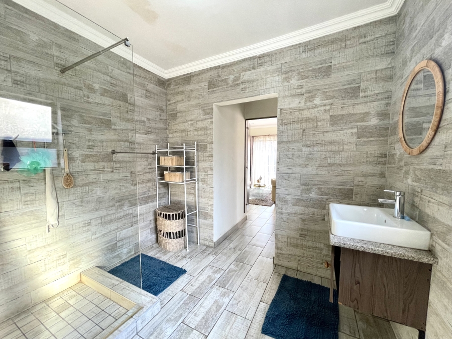 To Let 5 Bedroom Property for Rent in Vorna Valley Gauteng
