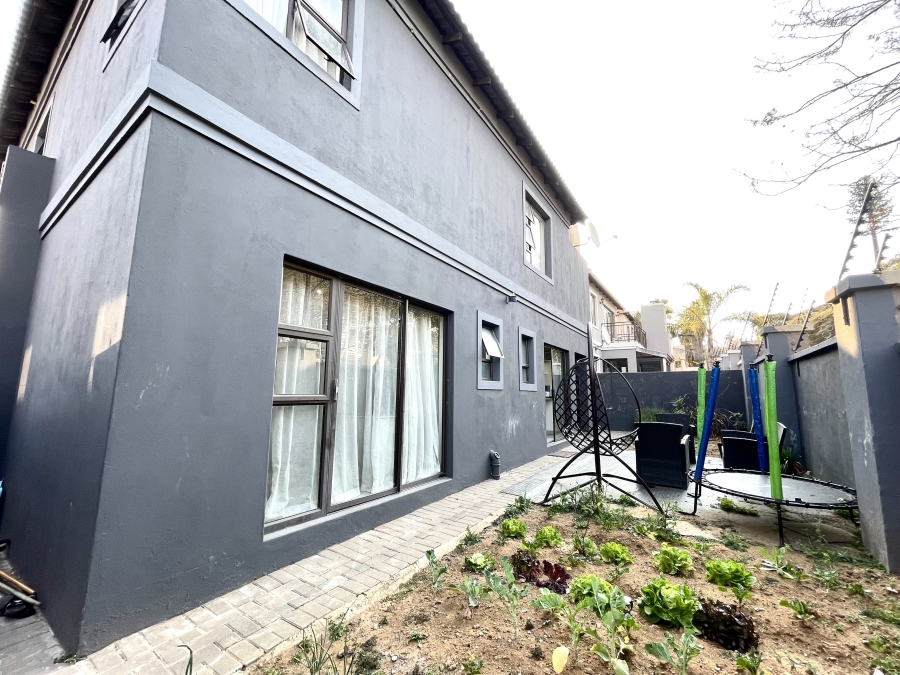 To Let 5 Bedroom Property for Rent in Vorna Valley Gauteng
