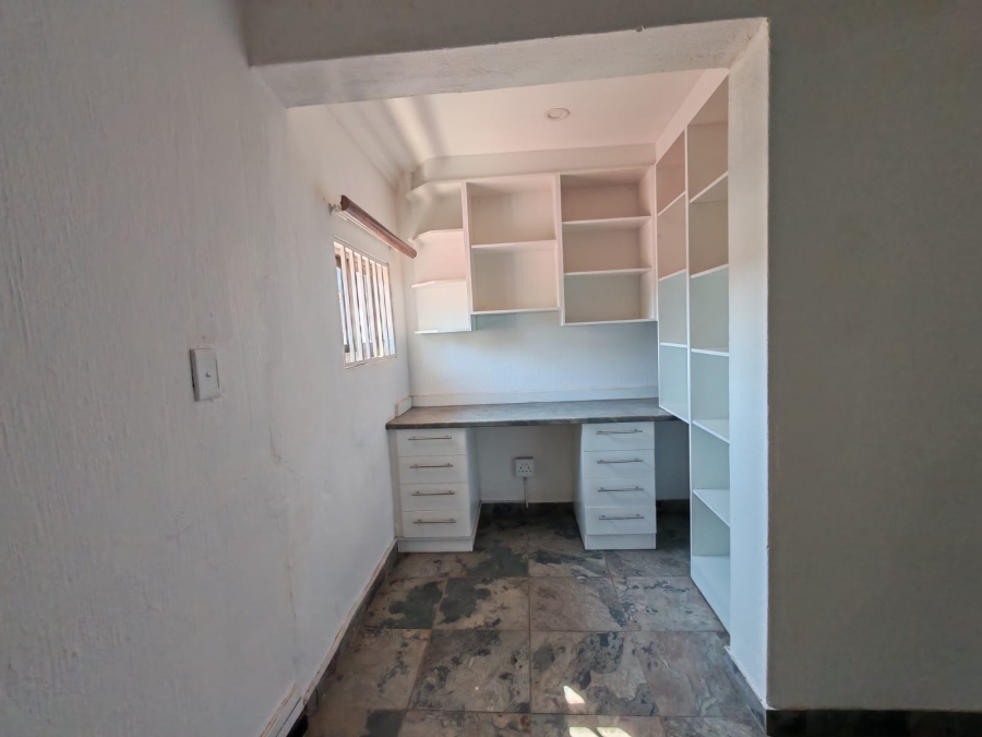 To Let 6 Bedroom Property for Rent in Florauna Gauteng