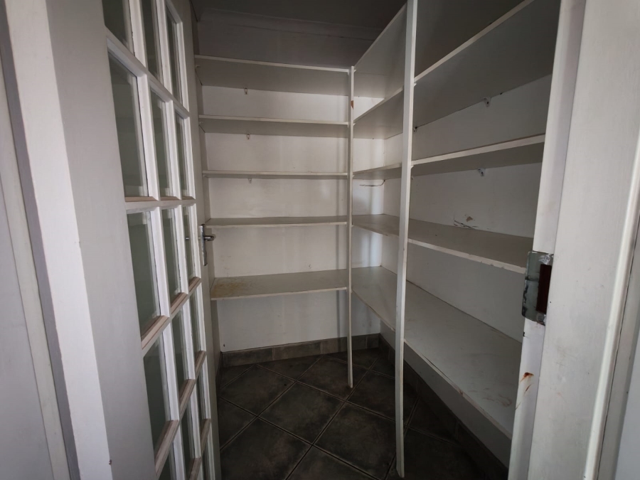 To Let 6 Bedroom Property for Rent in Florauna Gauteng