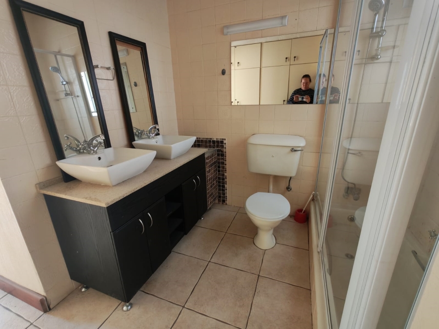 To Let 6 Bedroom Property for Rent in Florauna Gauteng