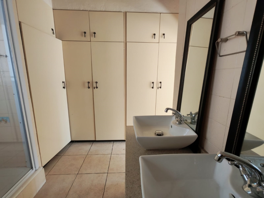 To Let 6 Bedroom Property for Rent in Florauna Gauteng