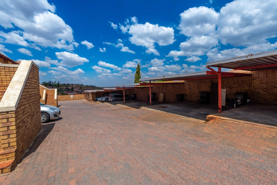 To Let 2 Bedroom Property for Rent in Ridgeway Gauteng