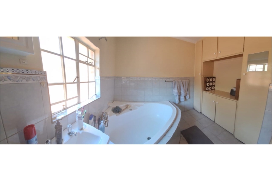 7 Bedroom Property for Sale in Silverton Gauteng