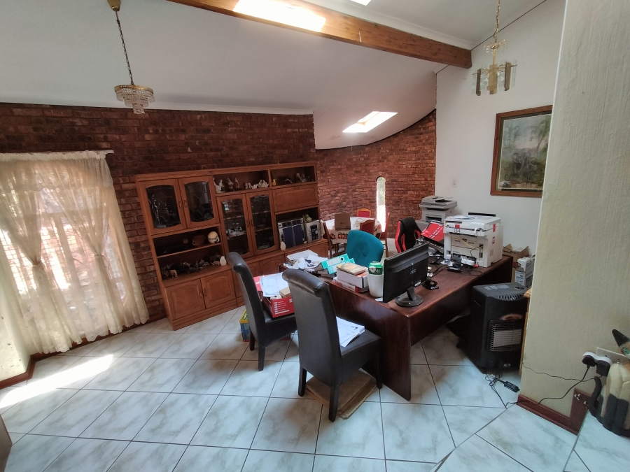 5 Bedroom Property for Sale in Florauna Gauteng