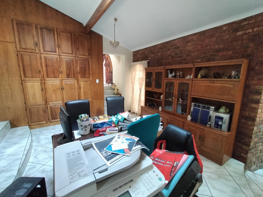 5 Bedroom Property for Sale in Florauna Gauteng