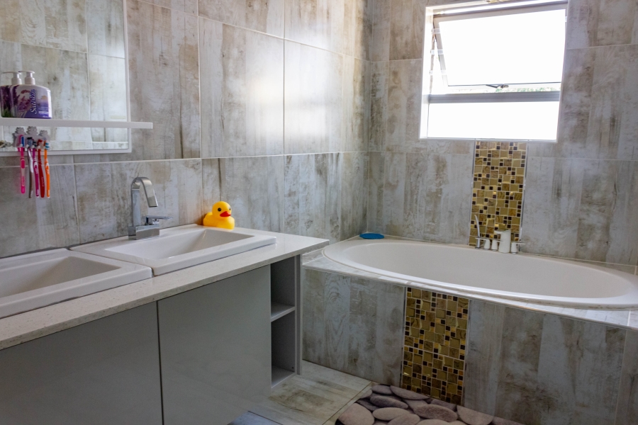 4 Bedroom Property for Sale in Ninapark Gauteng