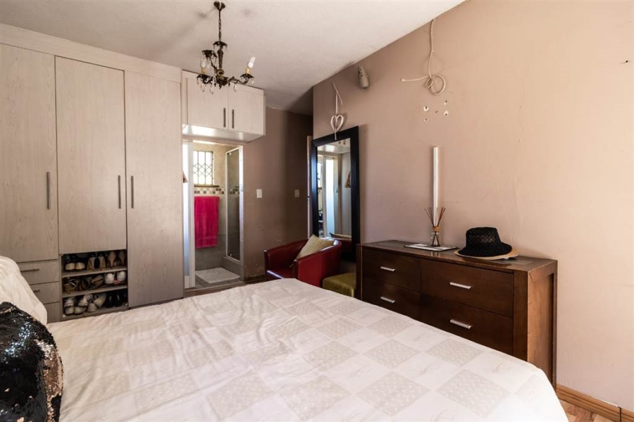 5 Bedroom Property for Sale in Linmeyer Gauteng