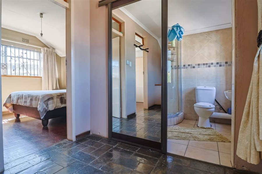 5 Bedroom Property for Sale in Linmeyer Gauteng