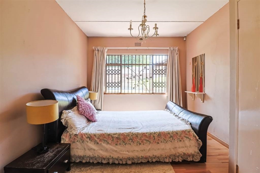 5 Bedroom Property for Sale in Linmeyer Gauteng