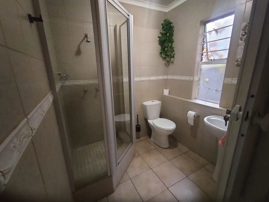6 Bedroom Property for Sale in Florauna Gauteng