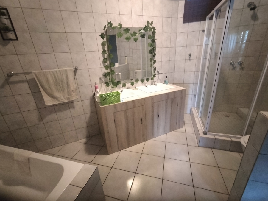 6 Bedroom Property for Sale in Florauna Gauteng
