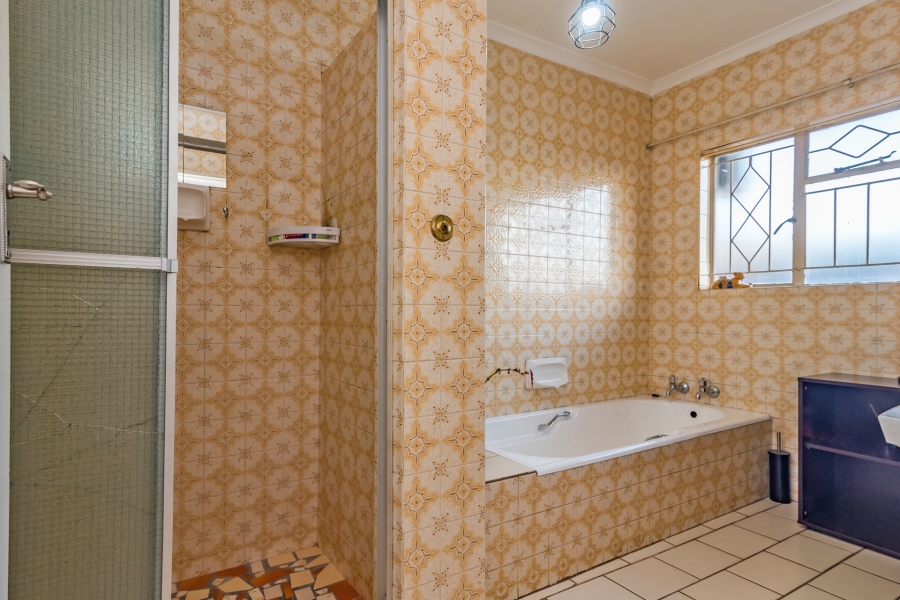 5 Bedroom Property for Sale in Roodekrans Gauteng
