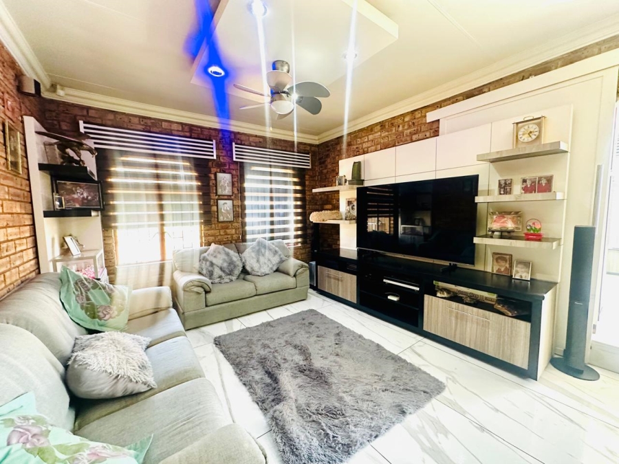 4 Bedroom Property for Sale in Brackenhurst Gauteng