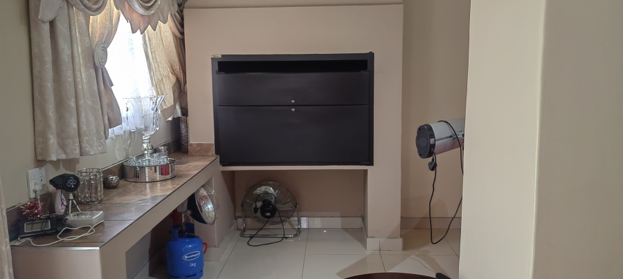 3 Bedroom Property for Sale in Linmeyer Gauteng