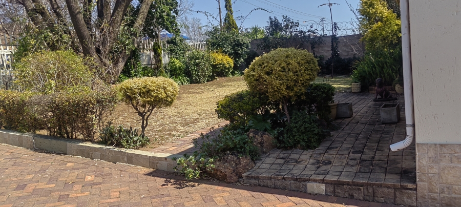 3 Bedroom Property for Sale in Linmeyer Gauteng