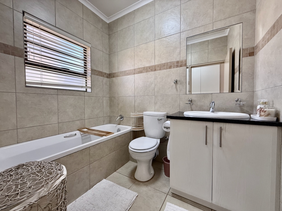 2 Bedroom Property for Sale in The Retreat Gauteng