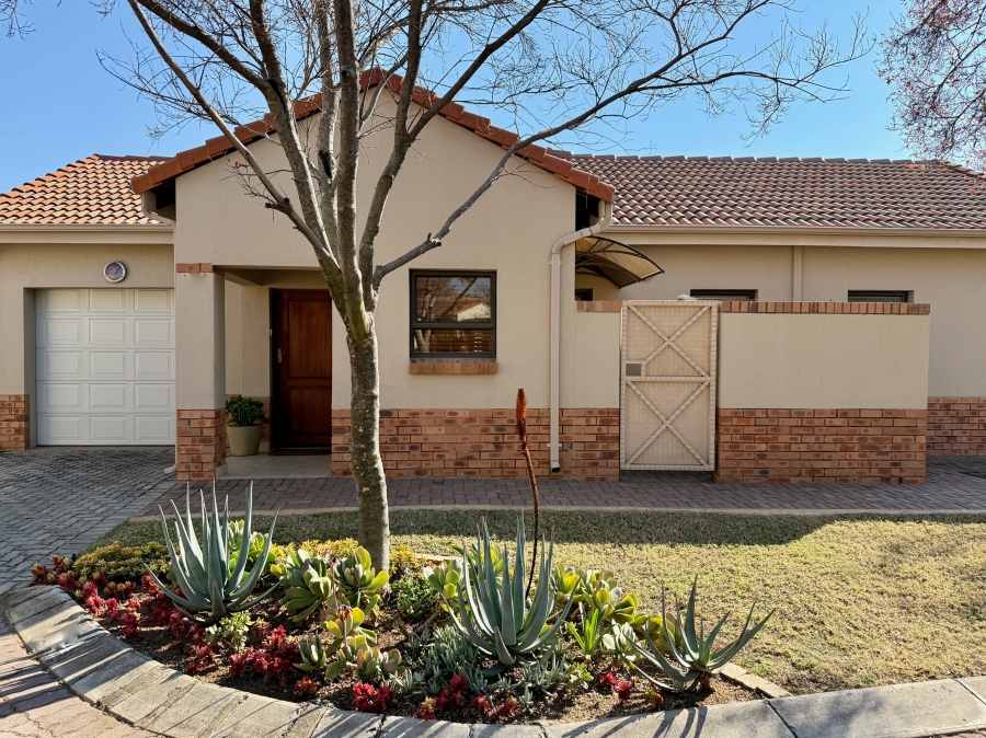 2 Bedroom Property for Sale in The Retreat Gauteng