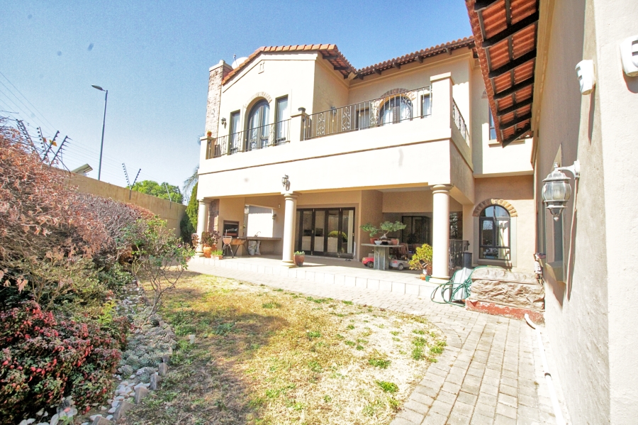6 Bedroom Property for Sale in Lonehill Gauteng